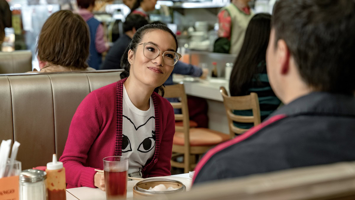 Ali Wong come en un restaurante en Always Be My Maybe - las mejores comedias de Netflix