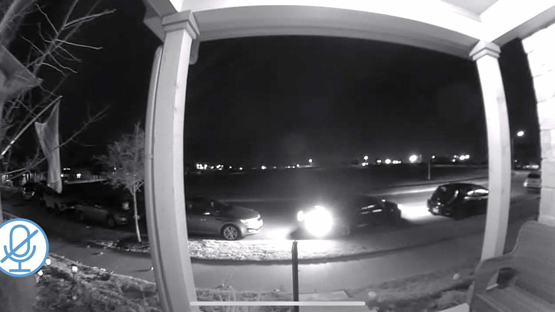 Blink Video Doorbell'in gece görüş modunda arabaları izlemek