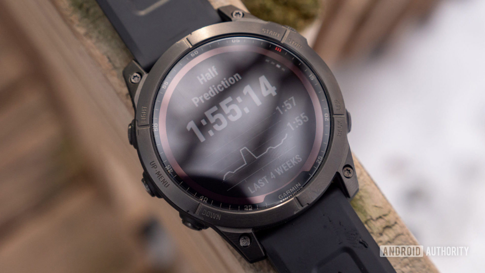 Garmin Fenix ​​​​7 Sapphire Solar wyświetla wizualny prognostyk wyścigu dla użytkownika na półmaraton.