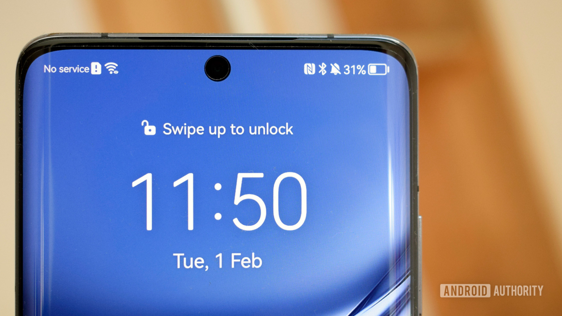 Primer plano de la pantalla del Huawei P50 Pro con fecha y hora