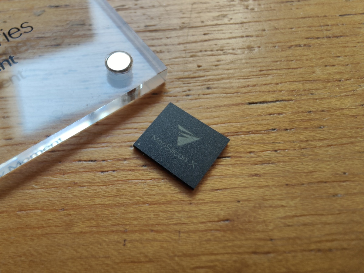 Oppo Find X5 Pro camera sample chip on desk macro