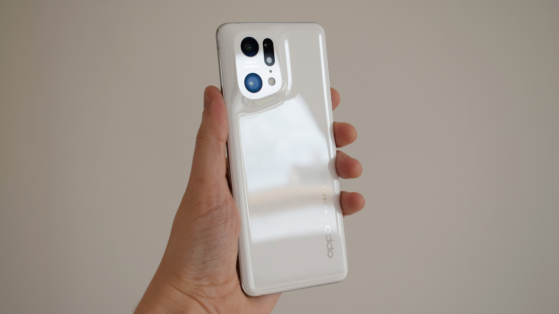 Oppo Find X5 Pro on the back