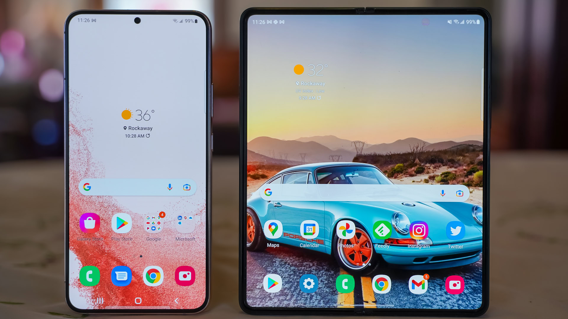 Samsung Galaxy S22 Plus Pink vs Samsung Galaxy Z Fold 3 abierto sobre la mesa