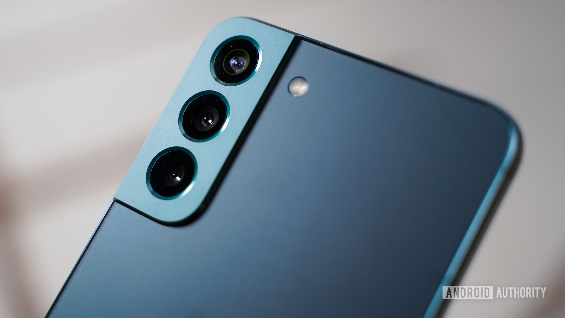 Samsung Galaxy S22 Plus dalam closeup kamera sudut biru