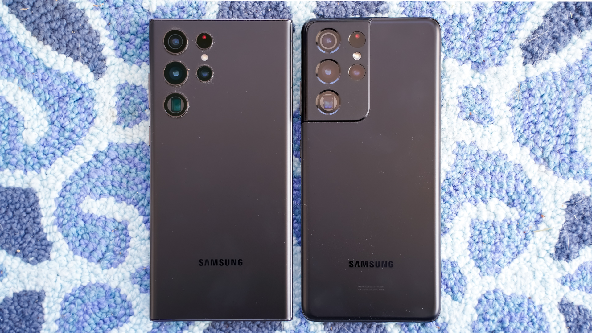 Samsung galaxy s22 ultra black vs samsung galaxy s21 ultra black rear on carpet