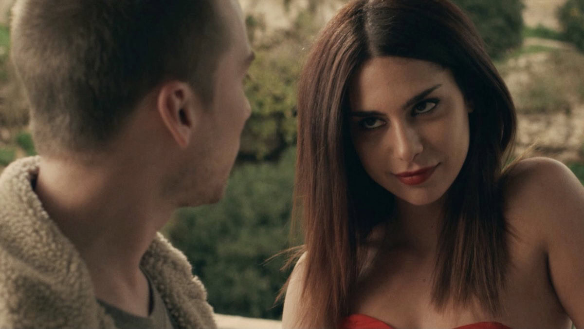 Lou Taylor Pucci as Evan Russell and Nadia Hilker as Louise in Spring