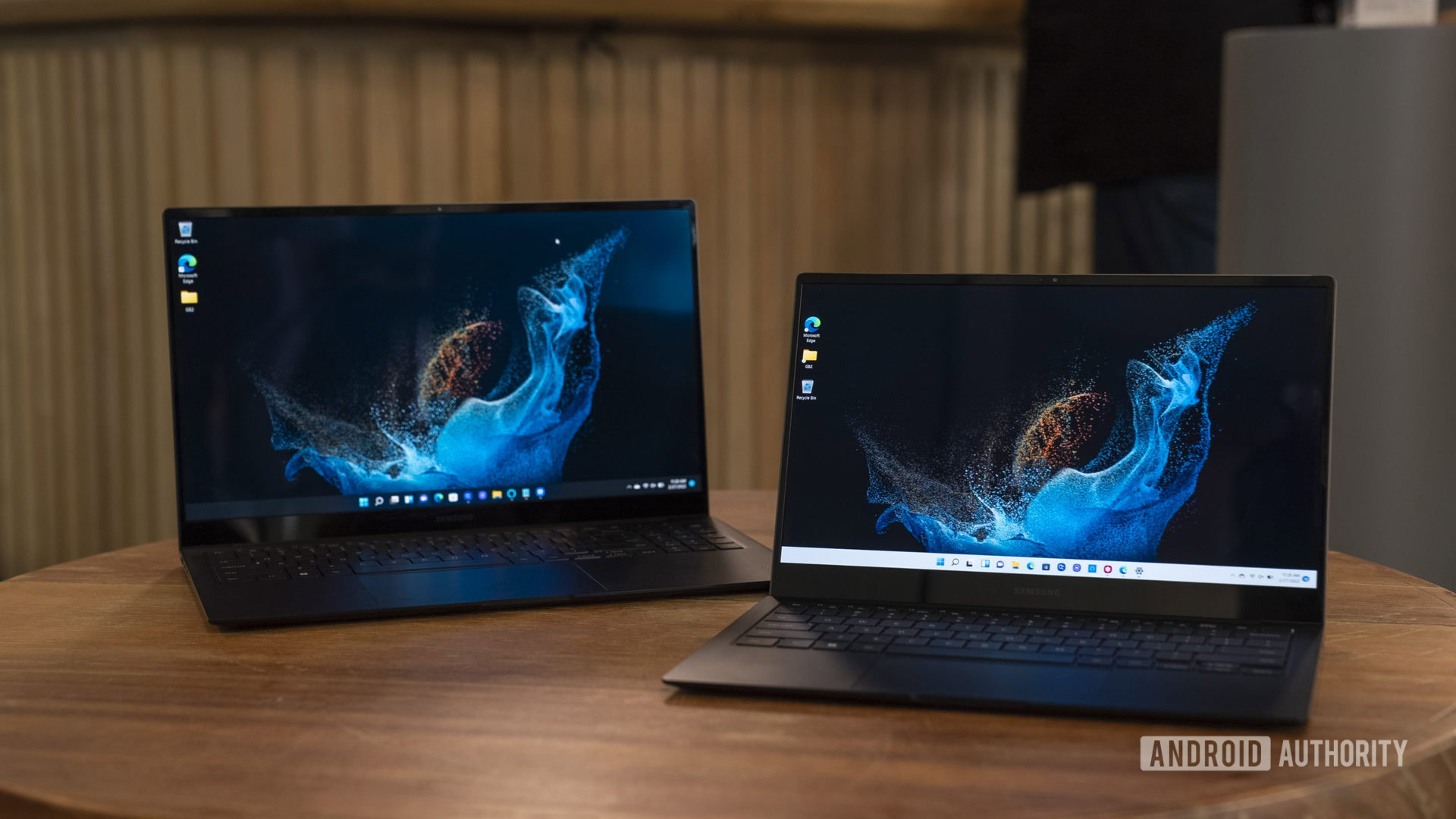 Dos portátiles Samsung Galaxy Book 2 Pro negro sobre la mesa