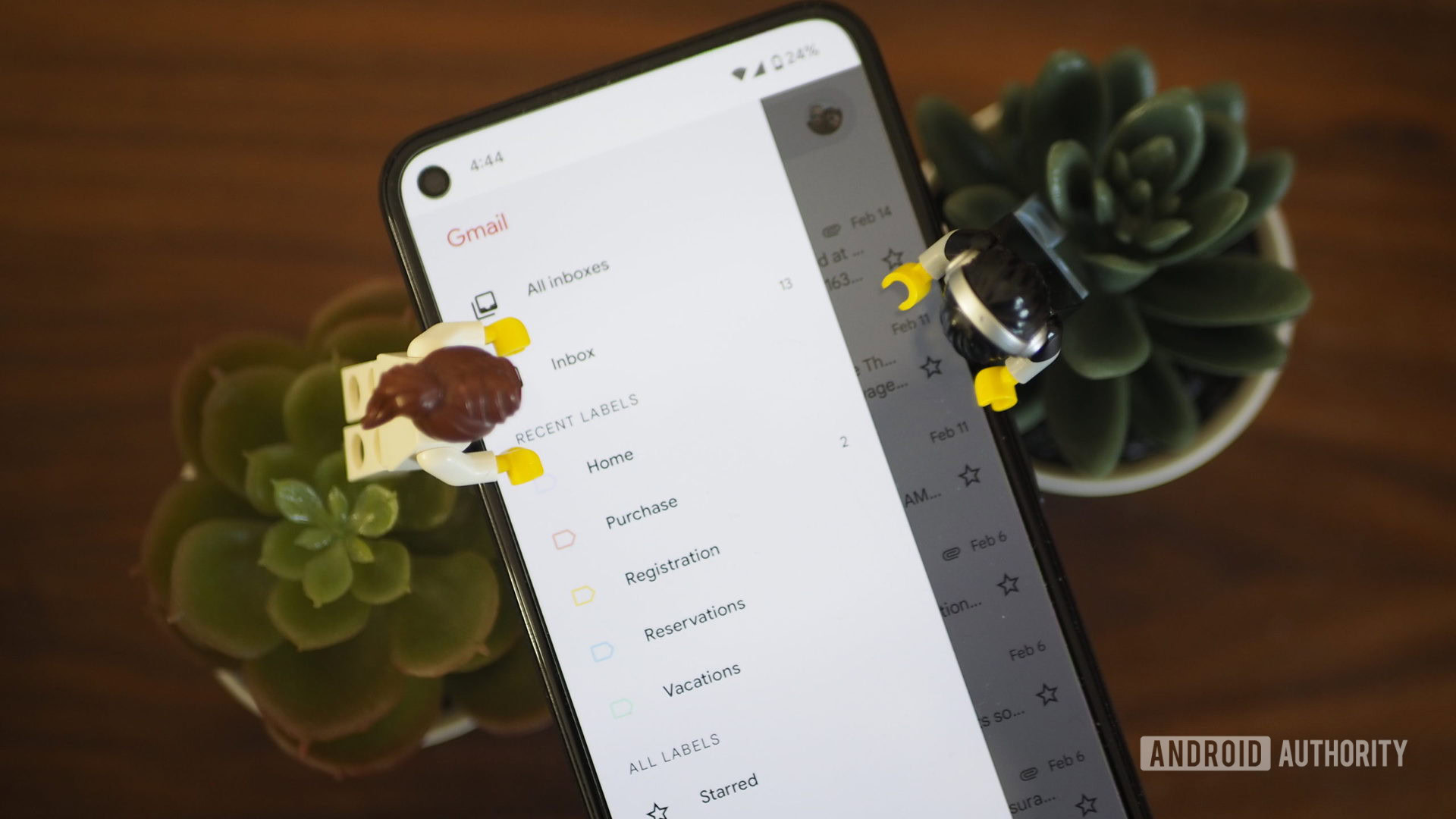 Google Pixel 5 en una mesa que muestra la cuenta conjunta de Gmail