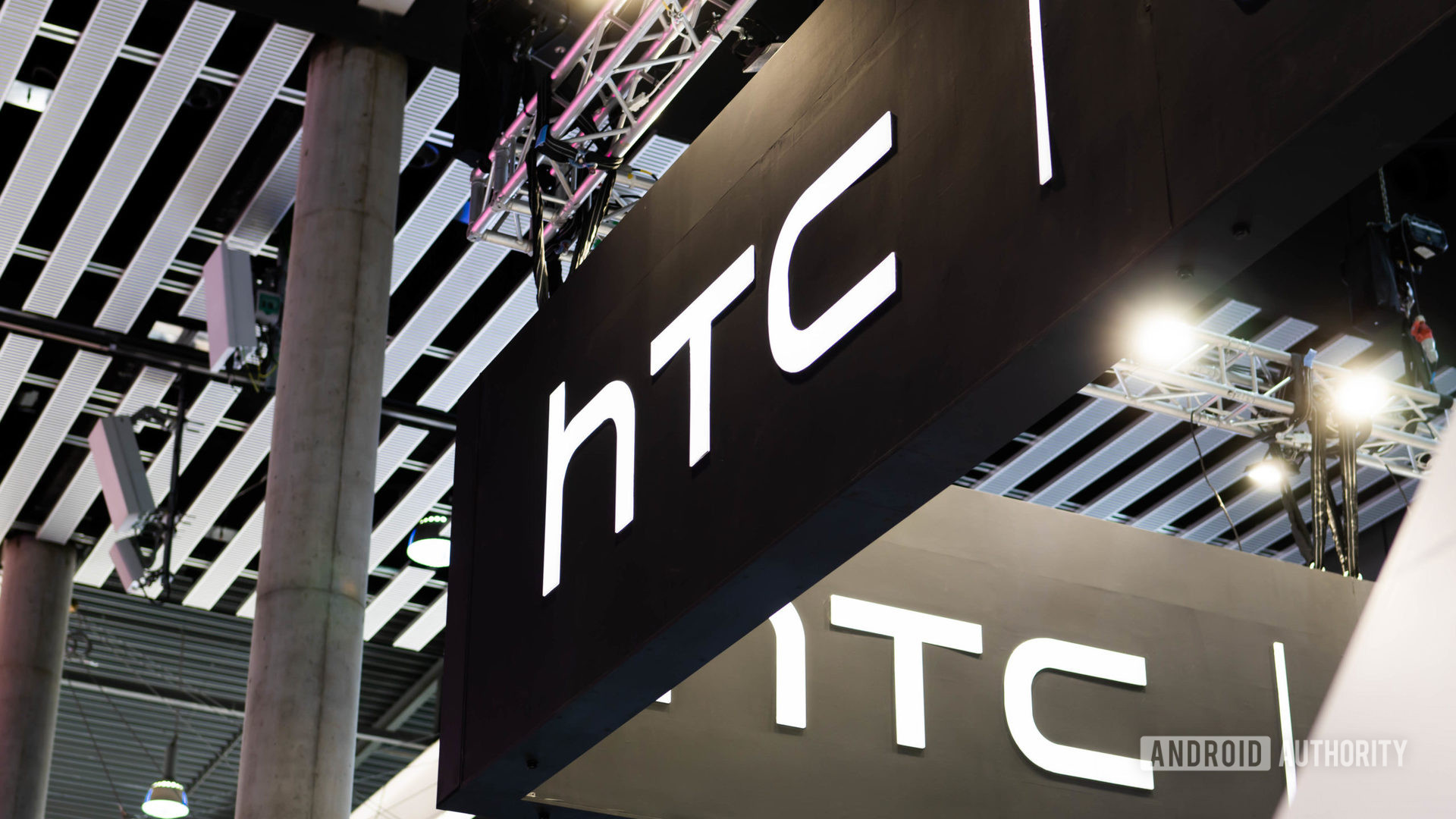 HTC logo doubled