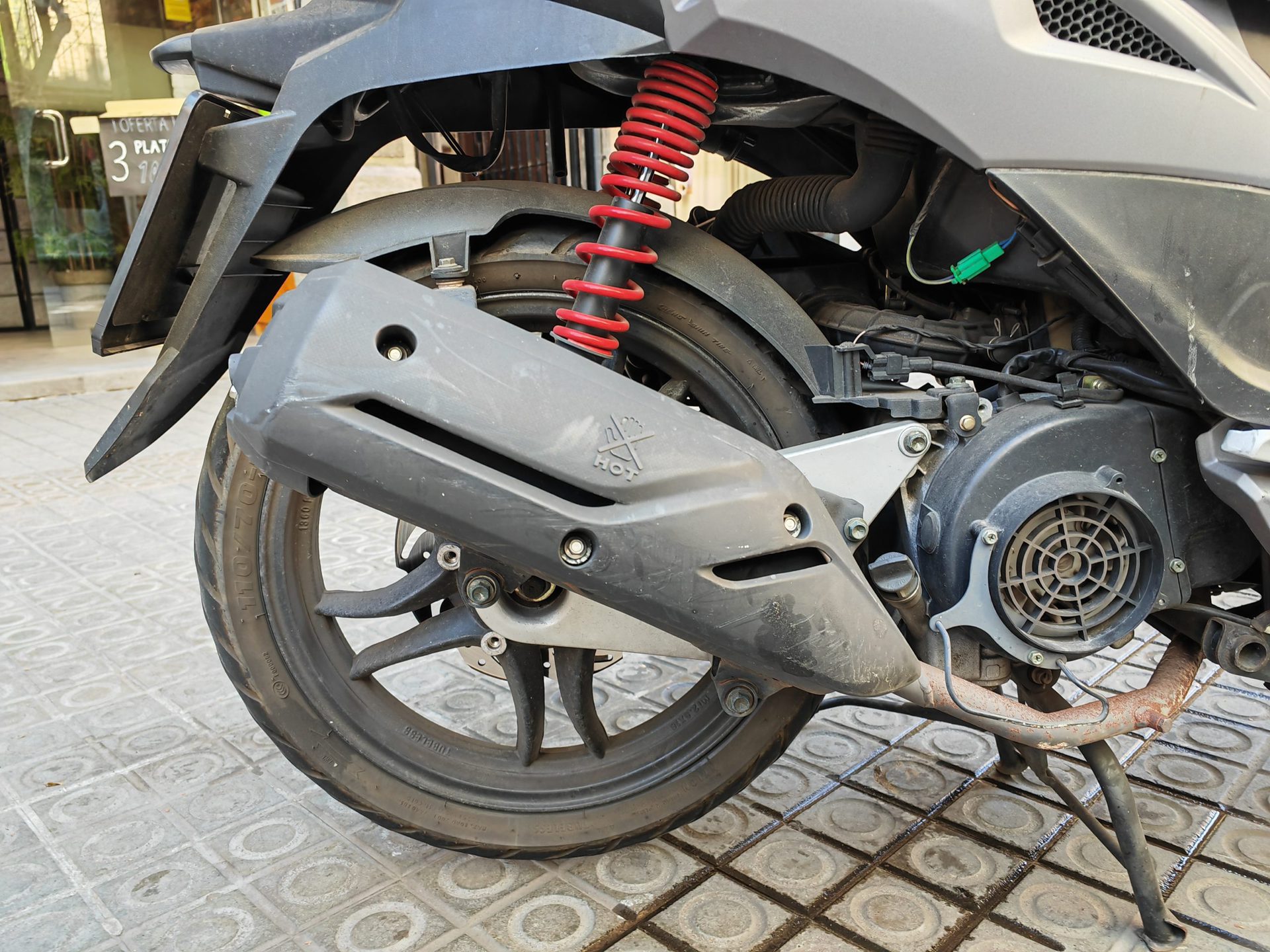 HONOR Magic 4 Pro camera sample motorbike detail