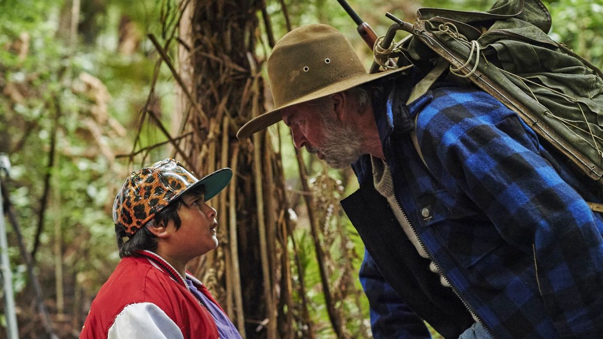 Sam Neill y Julian Dennison en el bosque en Hunt for the Wilderpeople