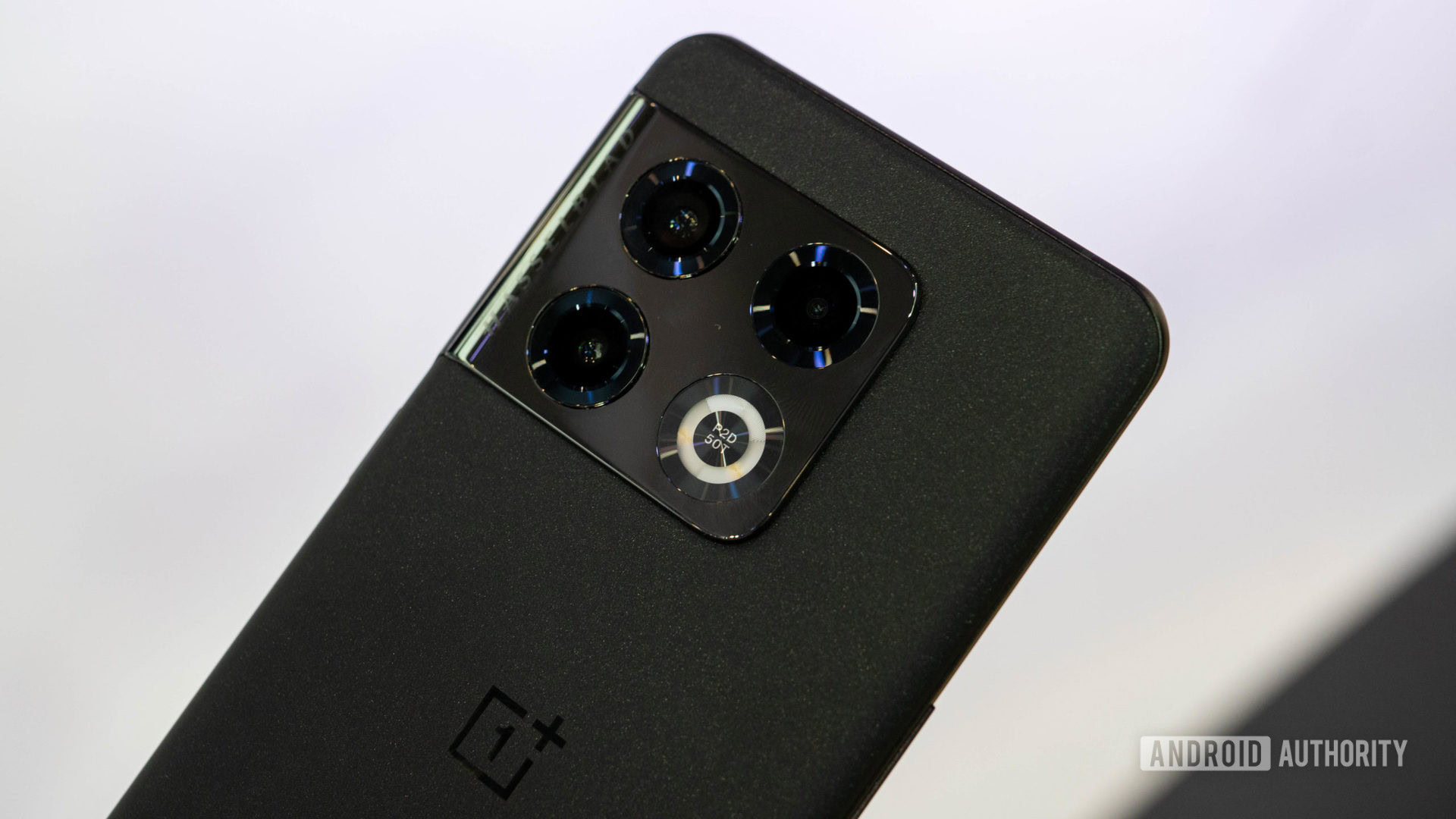 OnePlus 10 Pro black camera closeup 5