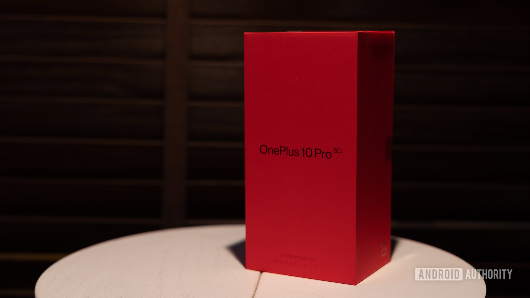 Caja de OnePlus 10 Pro sobre una mesa