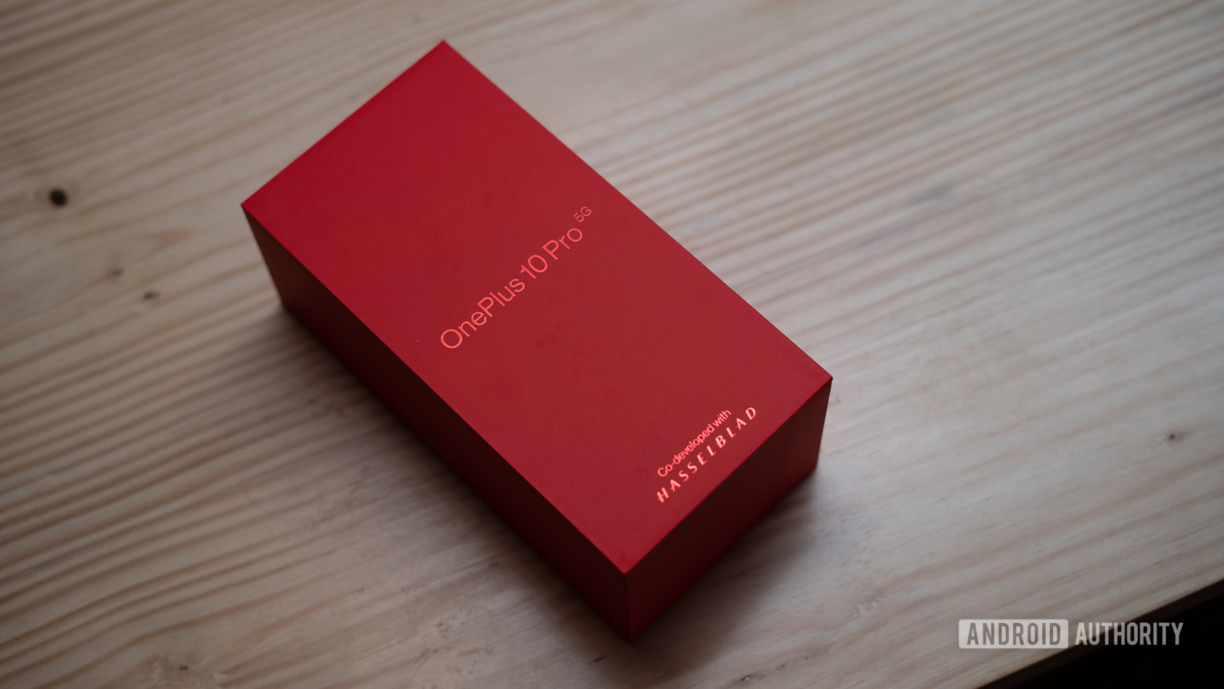 Sudut sisi kotak OnePlus 10 Pro