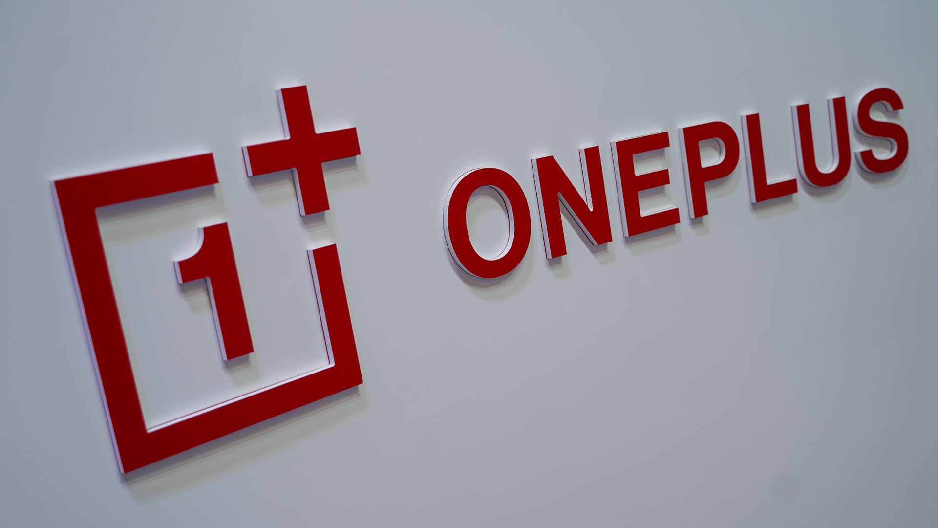Beyaz üzerine açılı OnePlus logosu