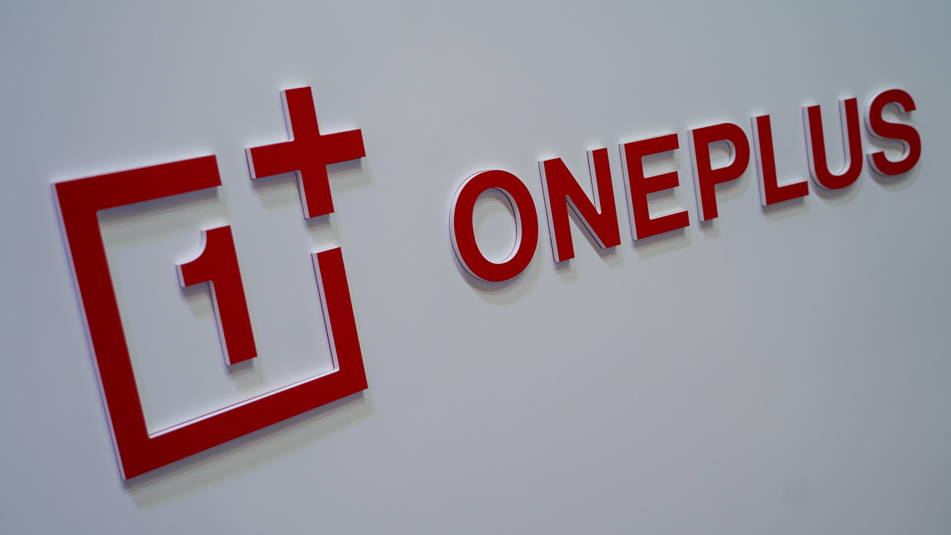 Logotipo de OnePlus en ángulo sobre blanco