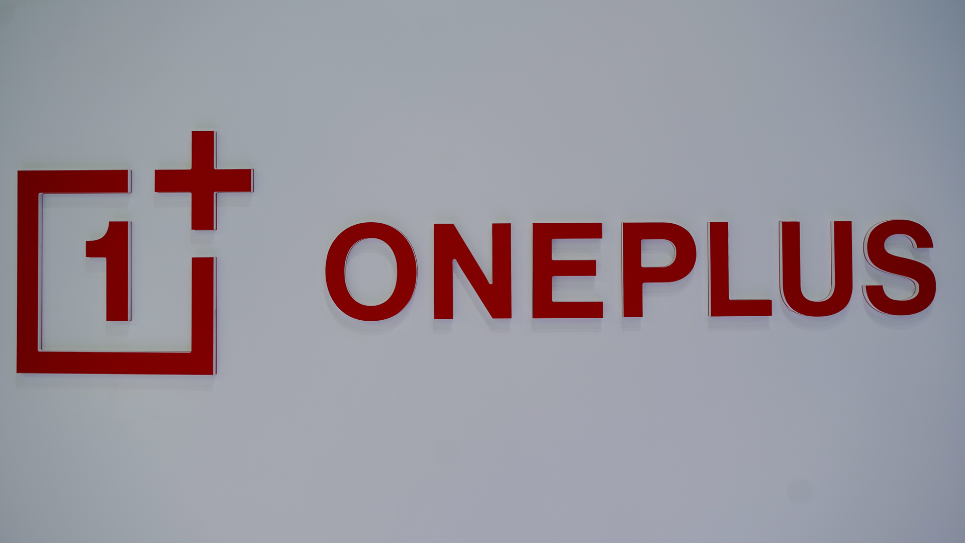 Beyaz MWC 2022 üzerinde düz OnePlus logosu