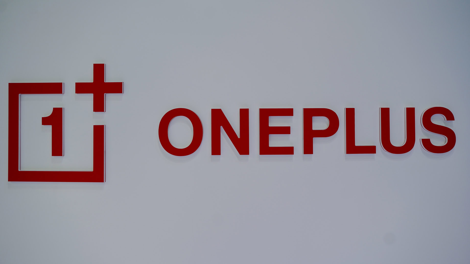 Logotipo de OnePlus recto sobre blanco MWC 2022