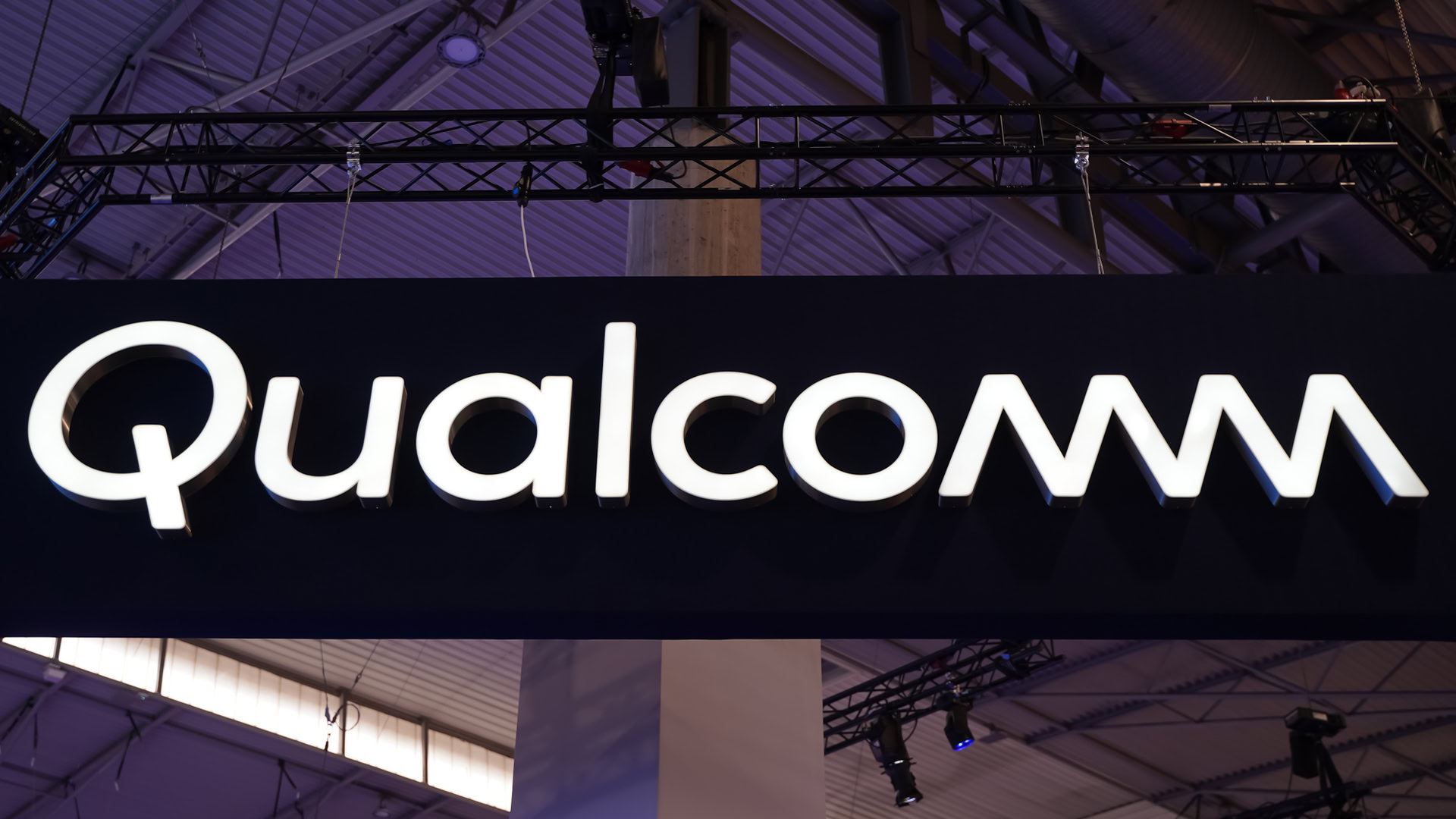 Qualcomm logo centered MWC 2022