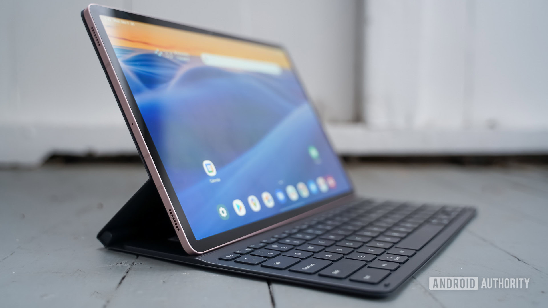 Samsung Galaxy Tab S8 Plus left profile with ketboard