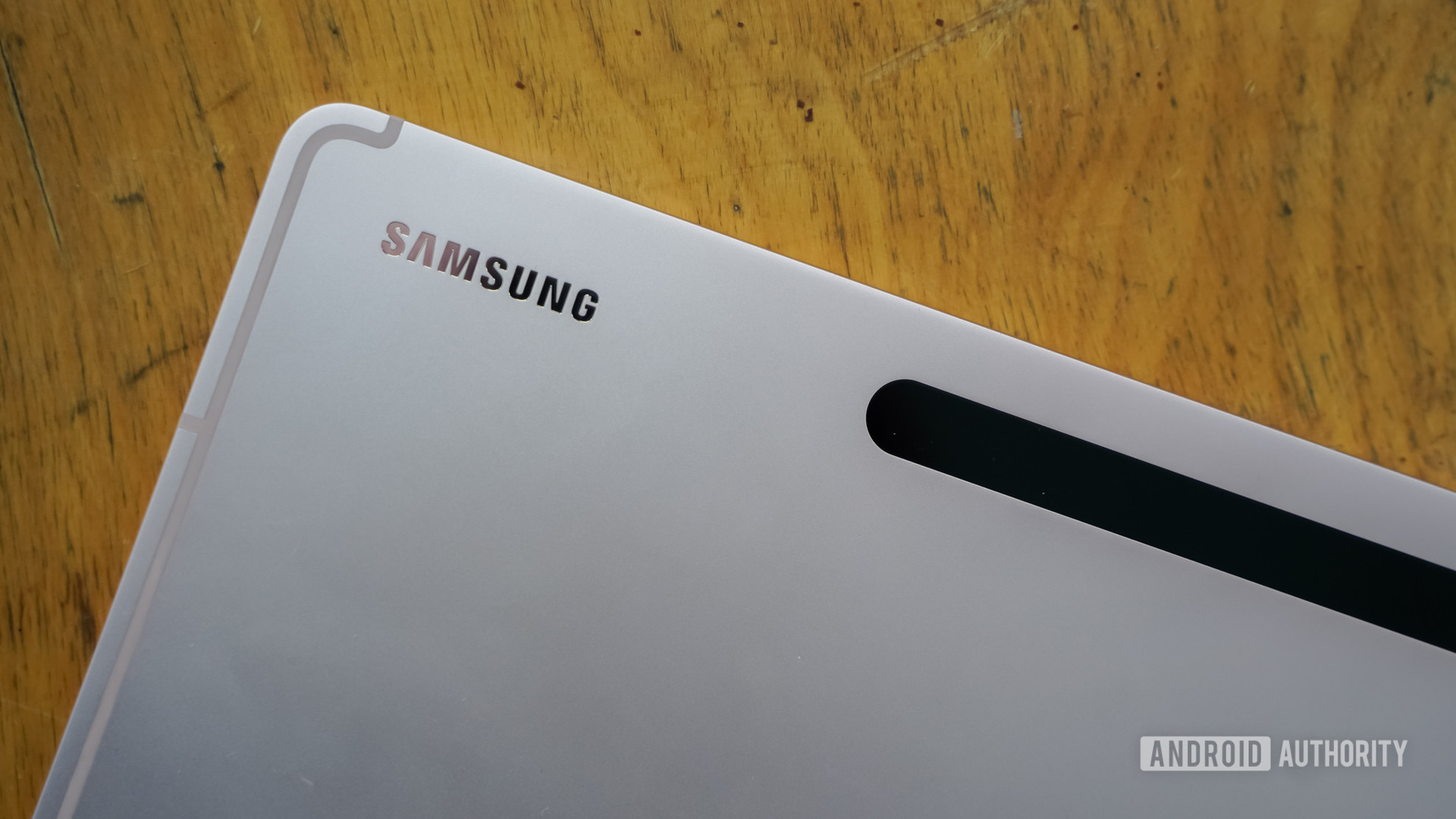 Primer plano del logotipo de Samsung Galaxy Tab S8 Plus en el escritorio