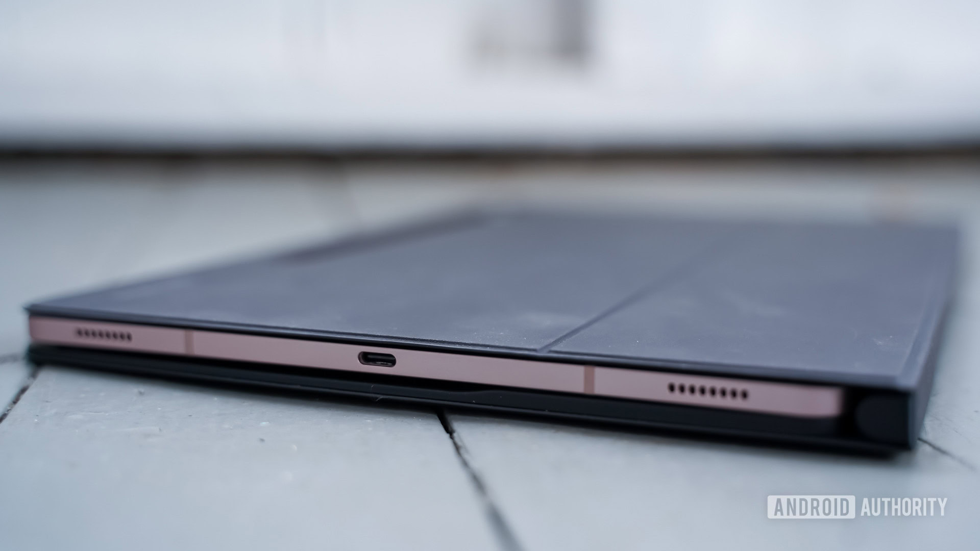 Samsung Galaxy Tab S8 Plus perfil con cubierta de teclado