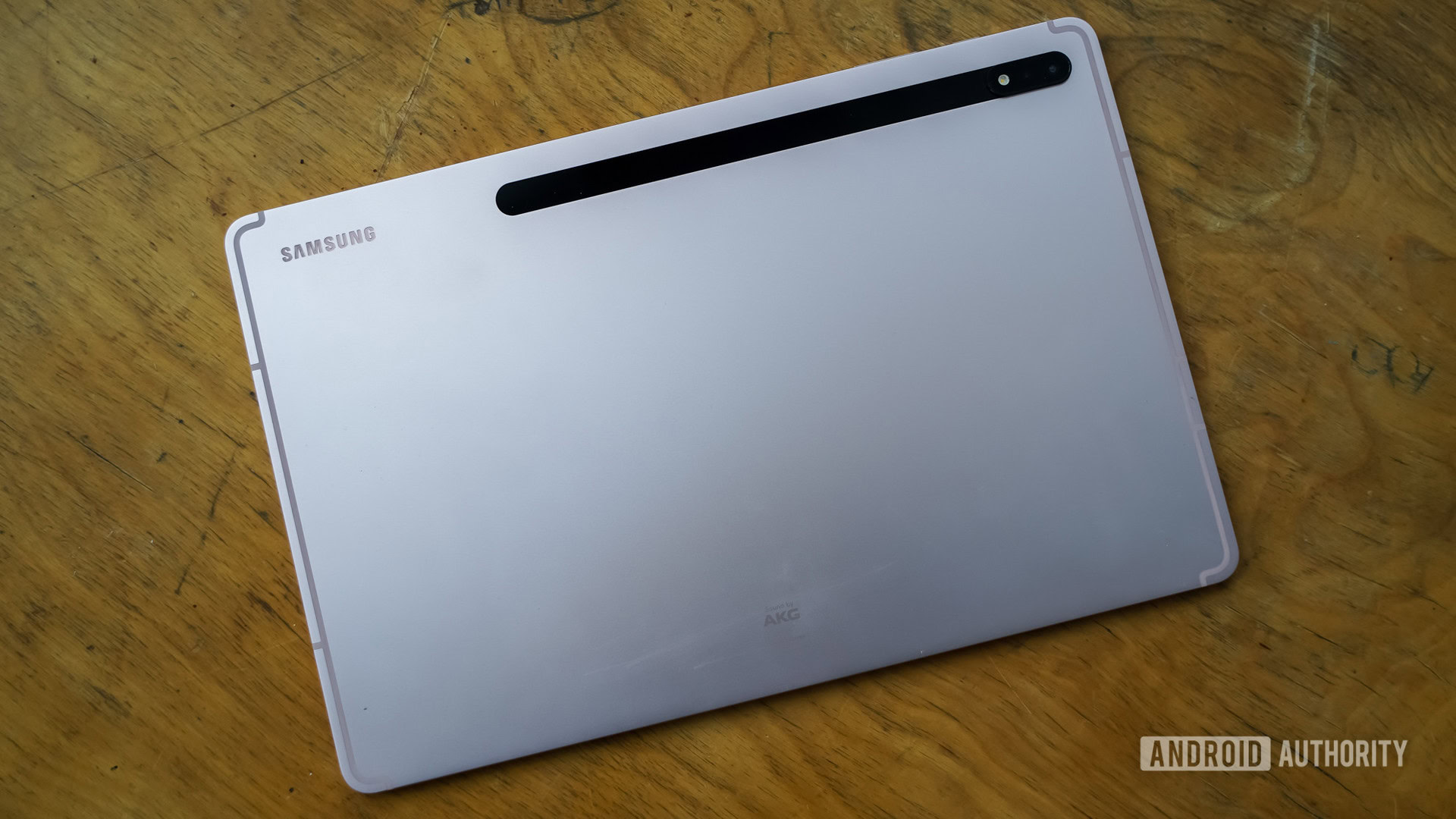 Samsung Galaxy Tab S8 Plus panel trasero en el escritorio