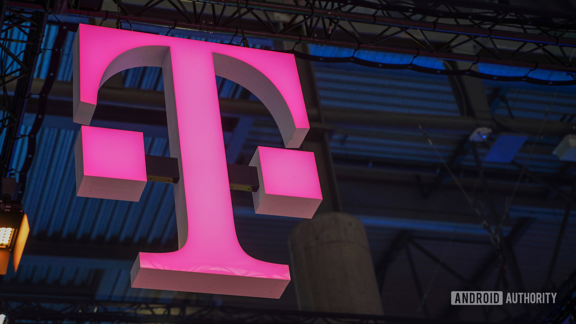 Logotipo de T Mobile en ángulo MWC 2022