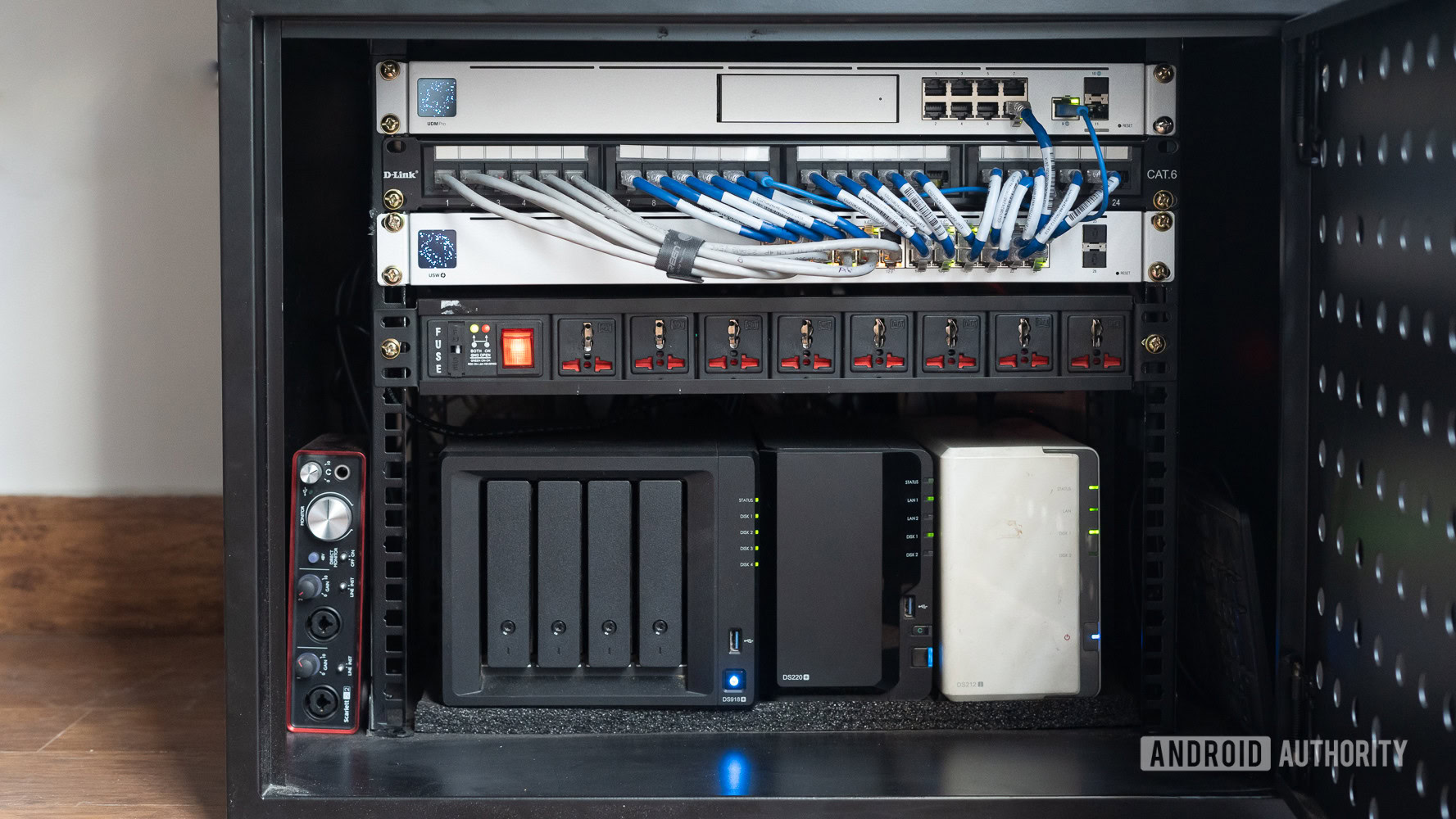 Ubiquiti dream machine y conmutadores de red colocados en un rack