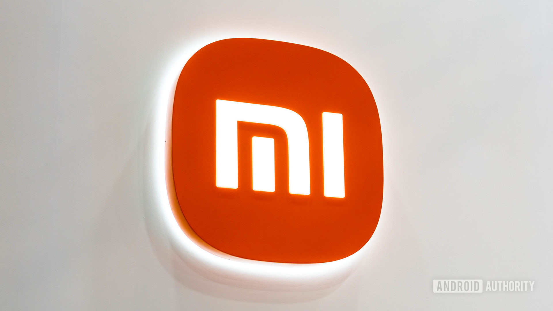 Beyaz duvarda Xiaomi Mi logosu