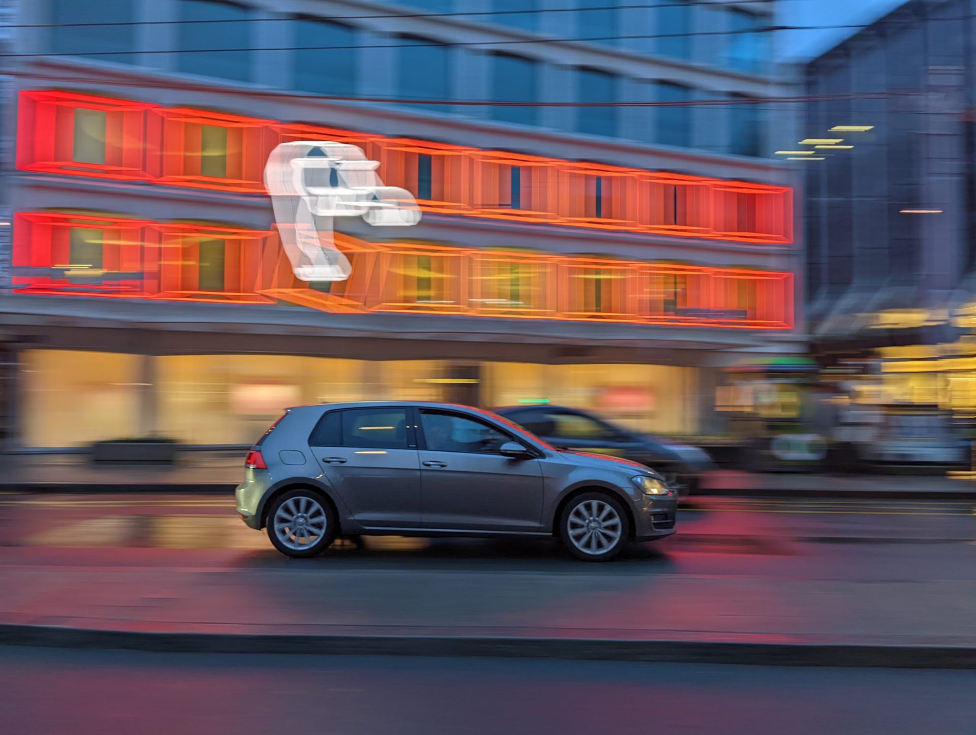 Google Pixel 6 Pro kamera örneği aksiyon tavası arabaları ve neon ışıkları