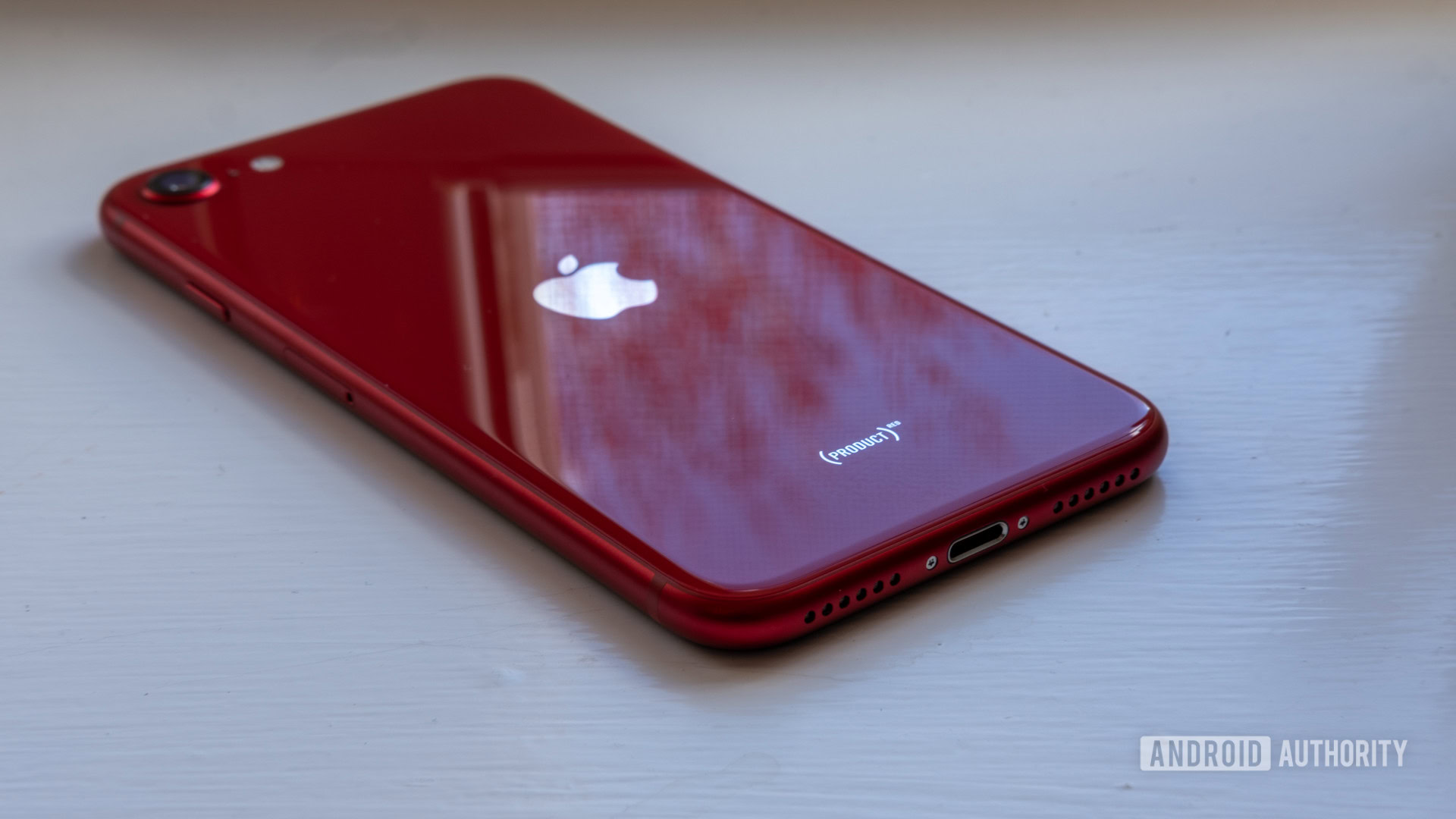 Producto iPhone SE rojo y puerto Lightning.