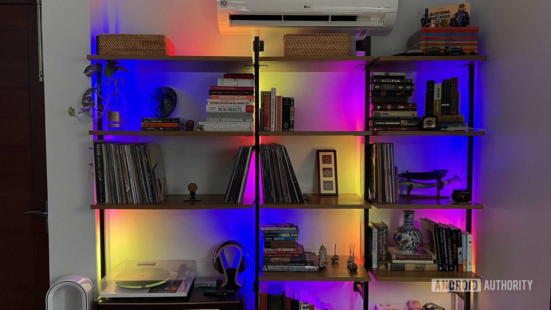 Tüm RGB ışıkları açık olan kitap çantası