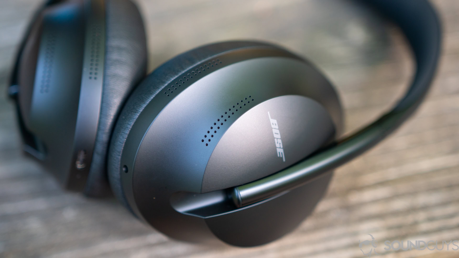 Un par de auriculares Bose Noise Cancelling 700 sobre la mesa.