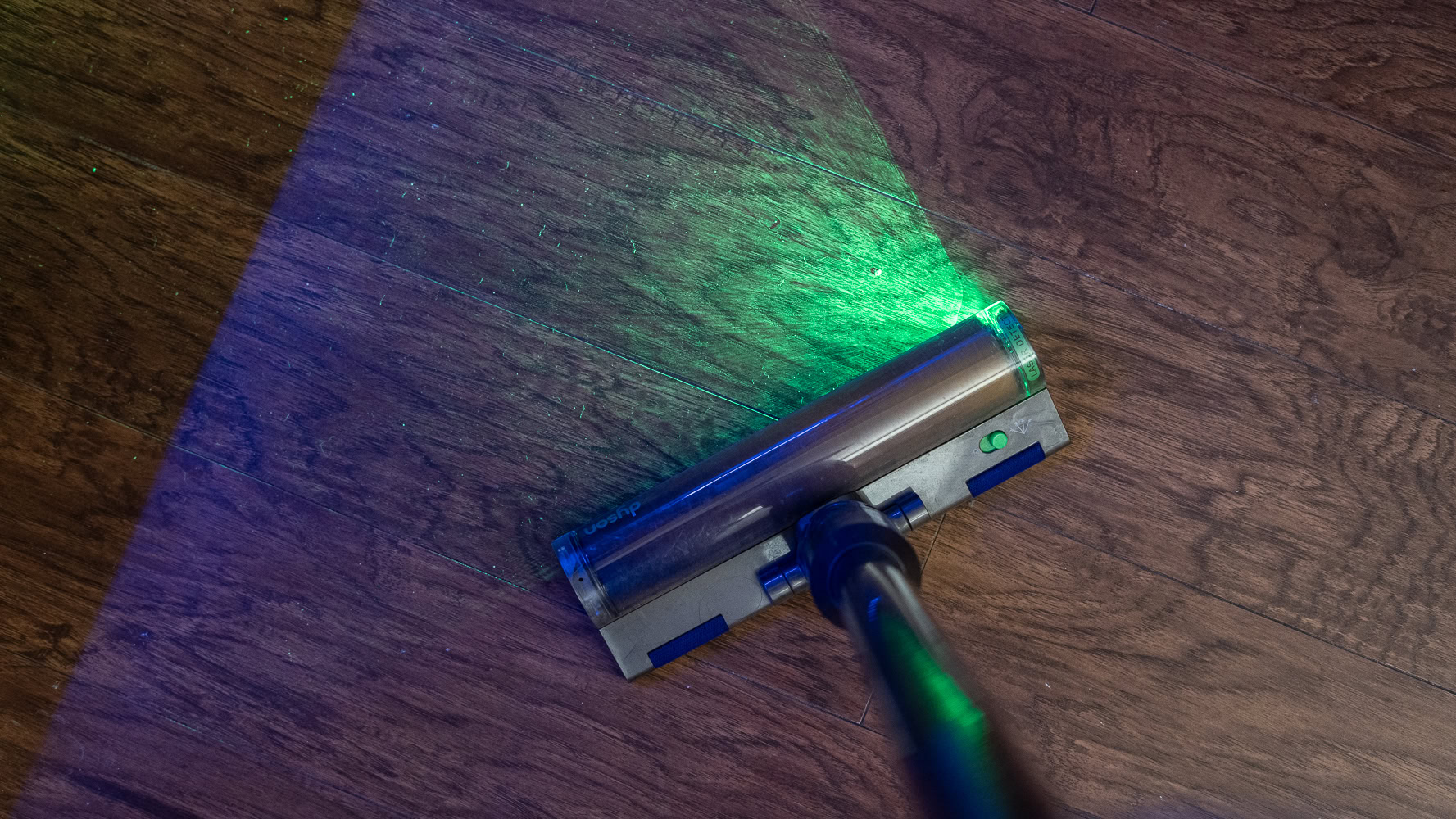 Dyson V15 Detect laser fluffy cleaning out dust