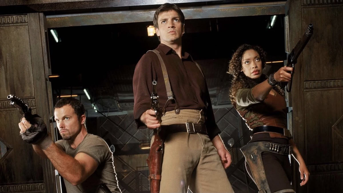 Mal, Zoe, dan Jayne mengarahkan senjata di Firefly - pertunjukan seperti jangkauan luar