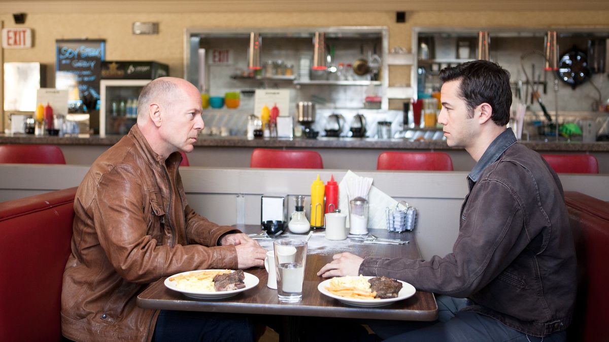 Bruce Willis et Joseph Gordon-Levitt dans un restaurant à Looper – quittant Netflix en juin