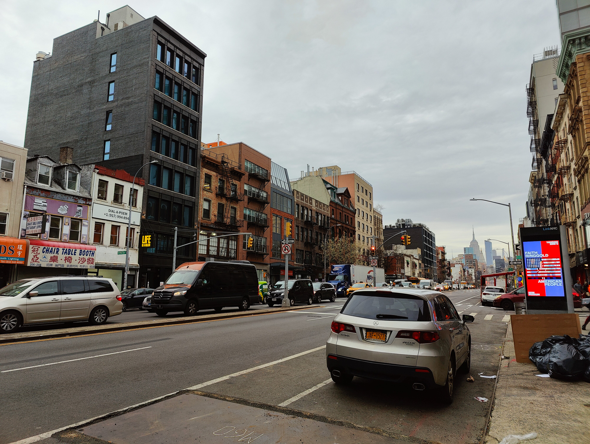 OnePlus 10 Pro photo sample 1x street scene