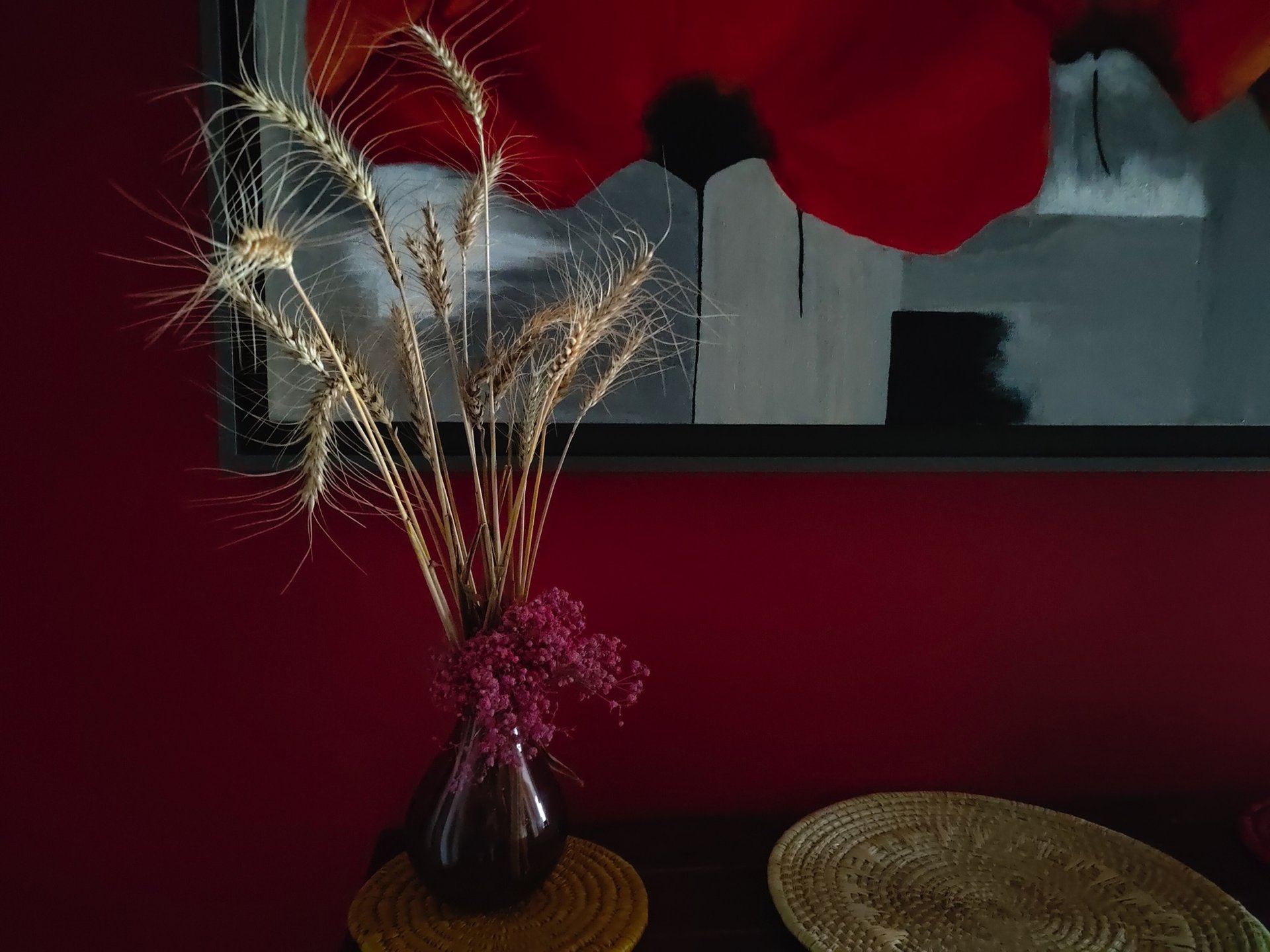 Realme gt2 pro camera sample low light without night mode of a vase with dried flowers on a table.