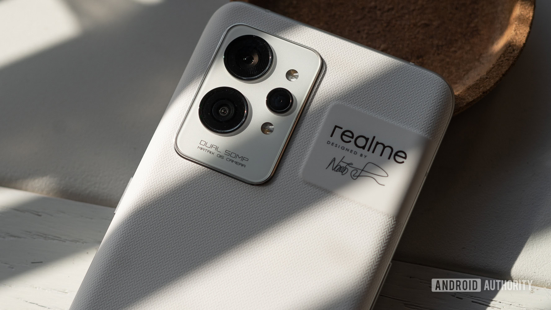 Primer plano del módulo de la cámara Realme GT2 Pro