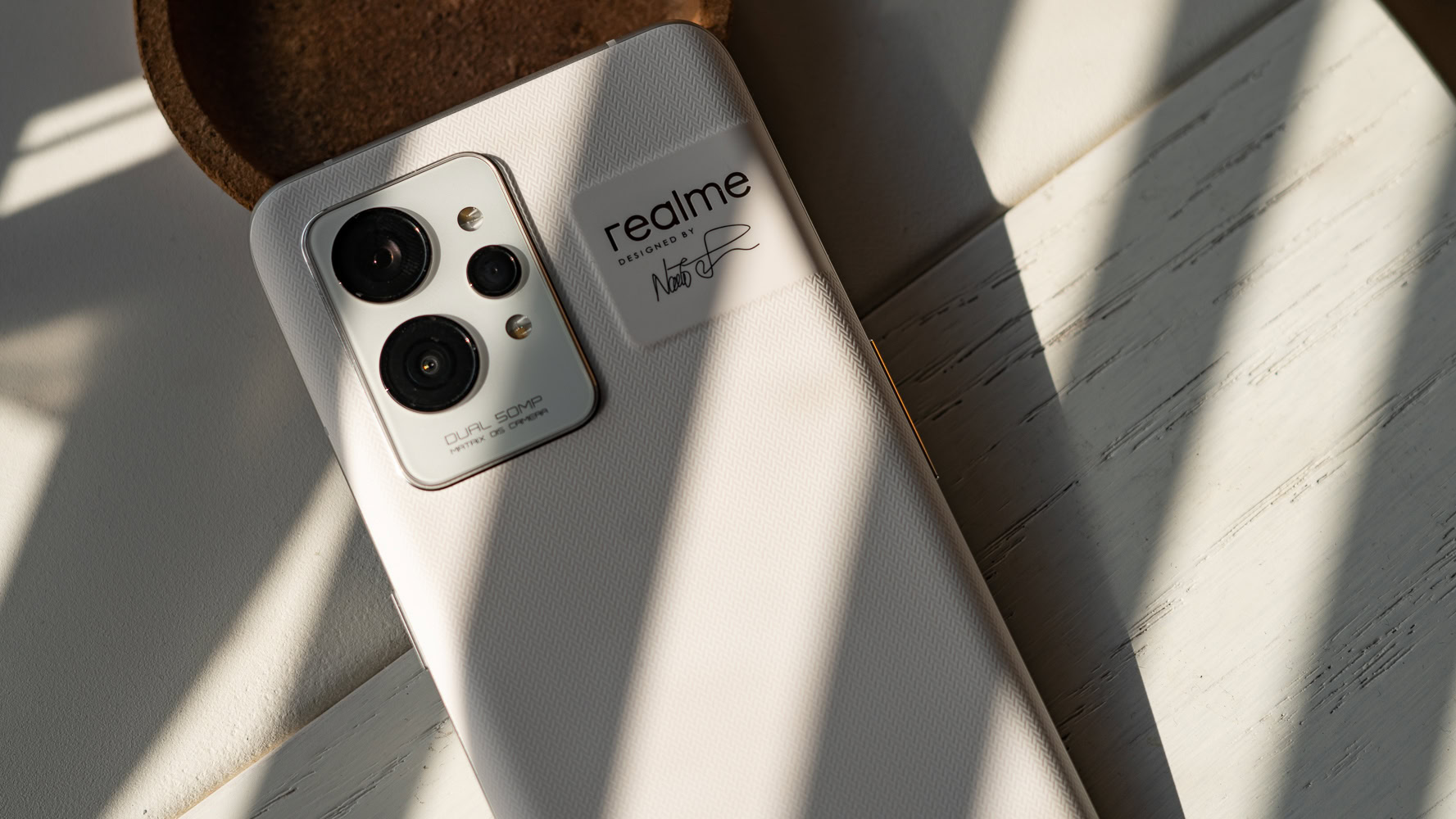 Realme GT2 Pro close-up van het realme-logo