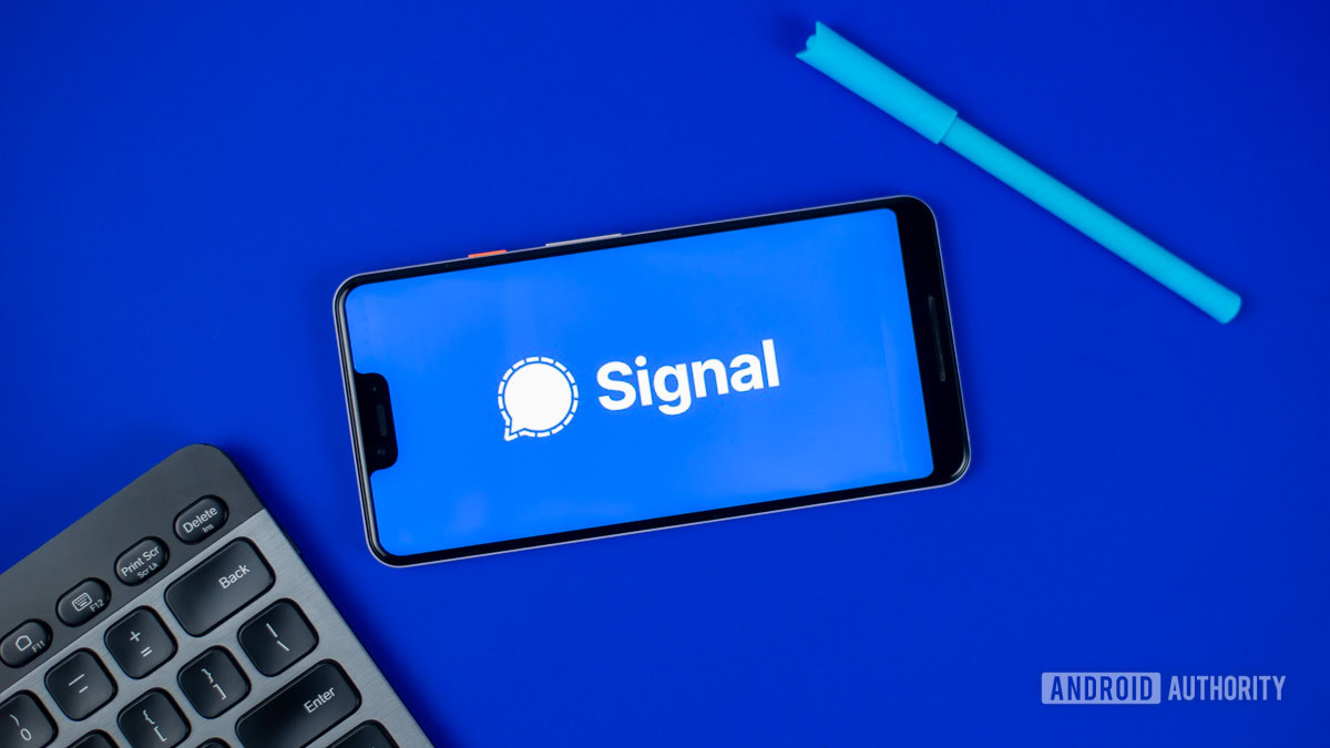 Signal Private Messenger stock photo 2 Reupload