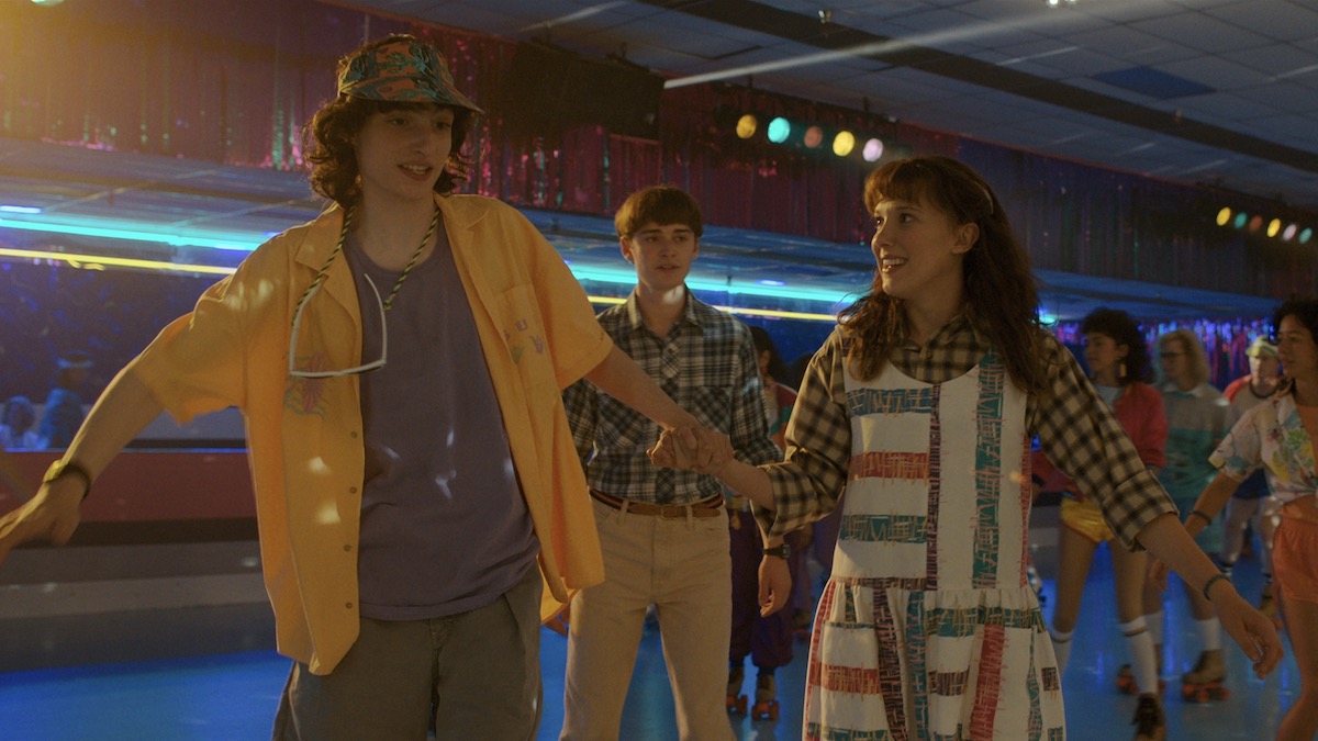 Finn Wolfhard sebagai Mike WHeeler, Noah Schnapp sebagai Will Byers, dan Millie Bobby Brown sebagai Eleven di Stranger Things musim 4 - baru di Netflix pada Mei 2022