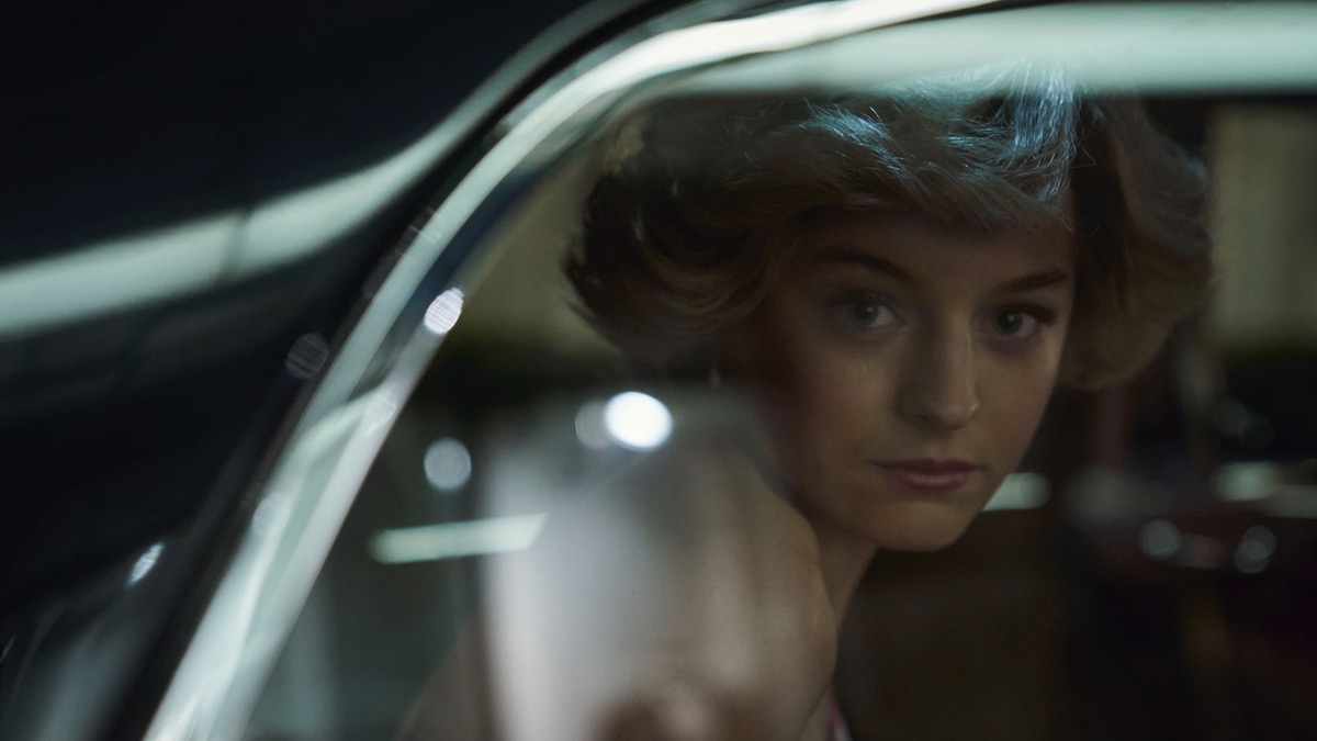 Emma Corrin sebagai Puteri Diana dalam kereta dalam The Crown - menunjukkan seperti anatomi skandal