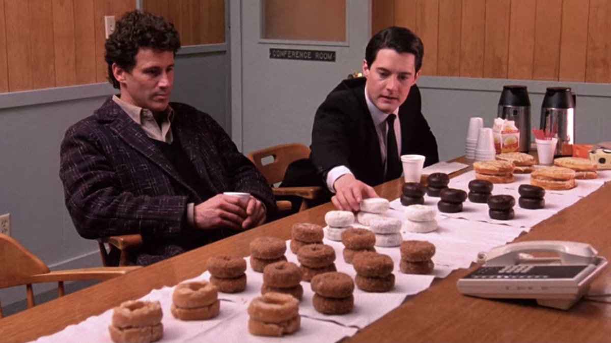 Kyle MacLachlan and Michael Ontkean at a table of donuts and coffee in Twin Peaks - shopws like outer range