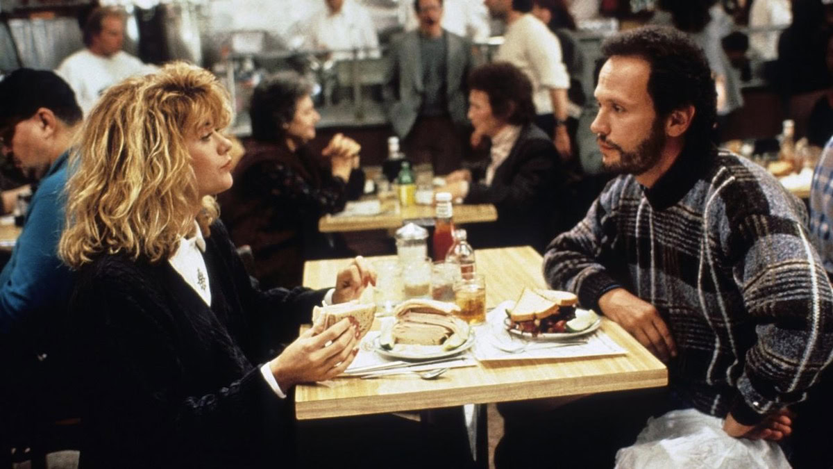 Billy Crystal y Meg Ryan comen en un restaurante en Cuando Harry conoce a Sally