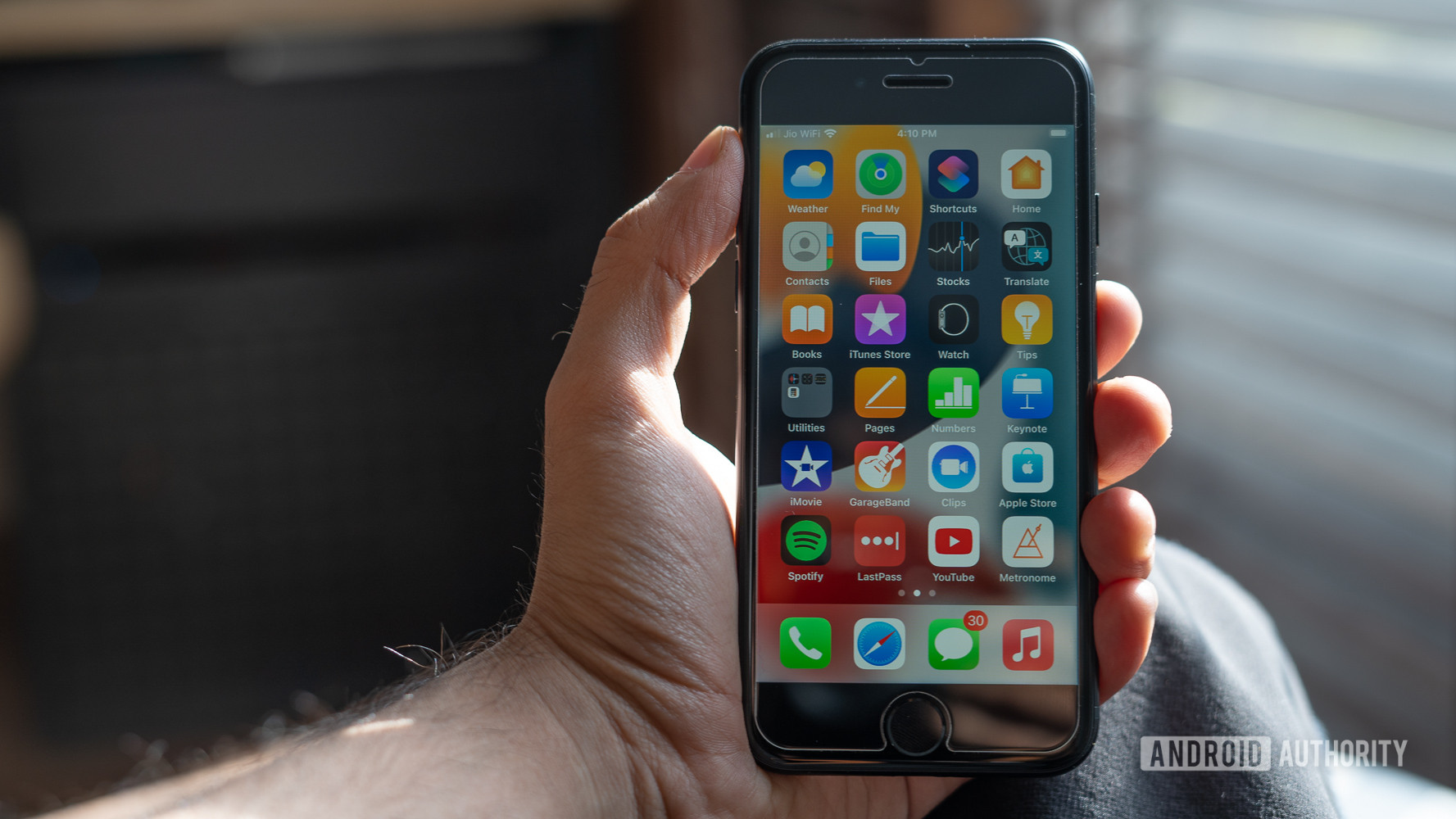 Revisão do iPhone SE 2022 segunda opinião na mão com tela ligada