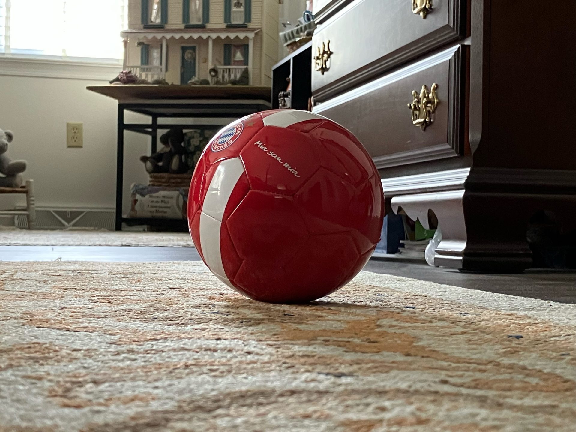 iPhone SE half soccer ball zoom