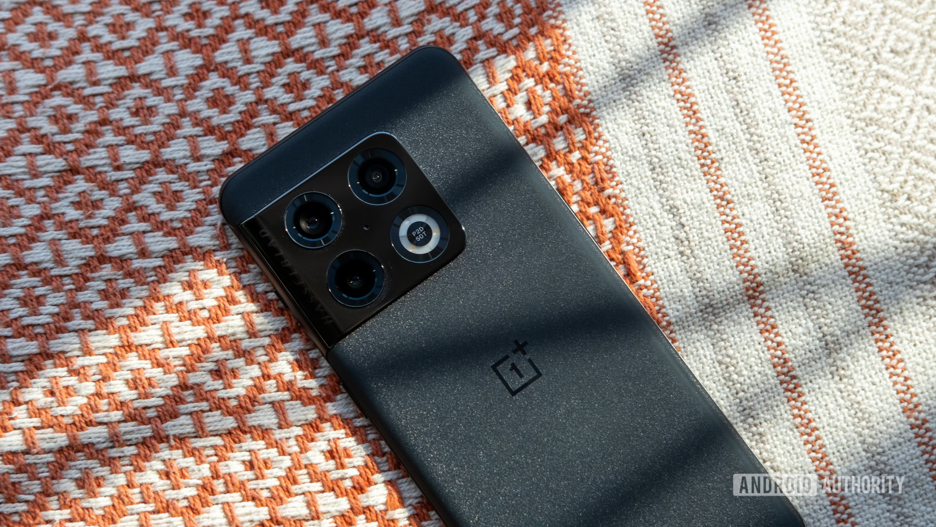 oneplus 10 pro está de vuelta en la almohada