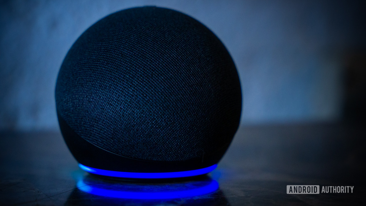 Haut-parleur Amazon Echo Dot Alexa avec anneau lumineux allumé stock photo 2